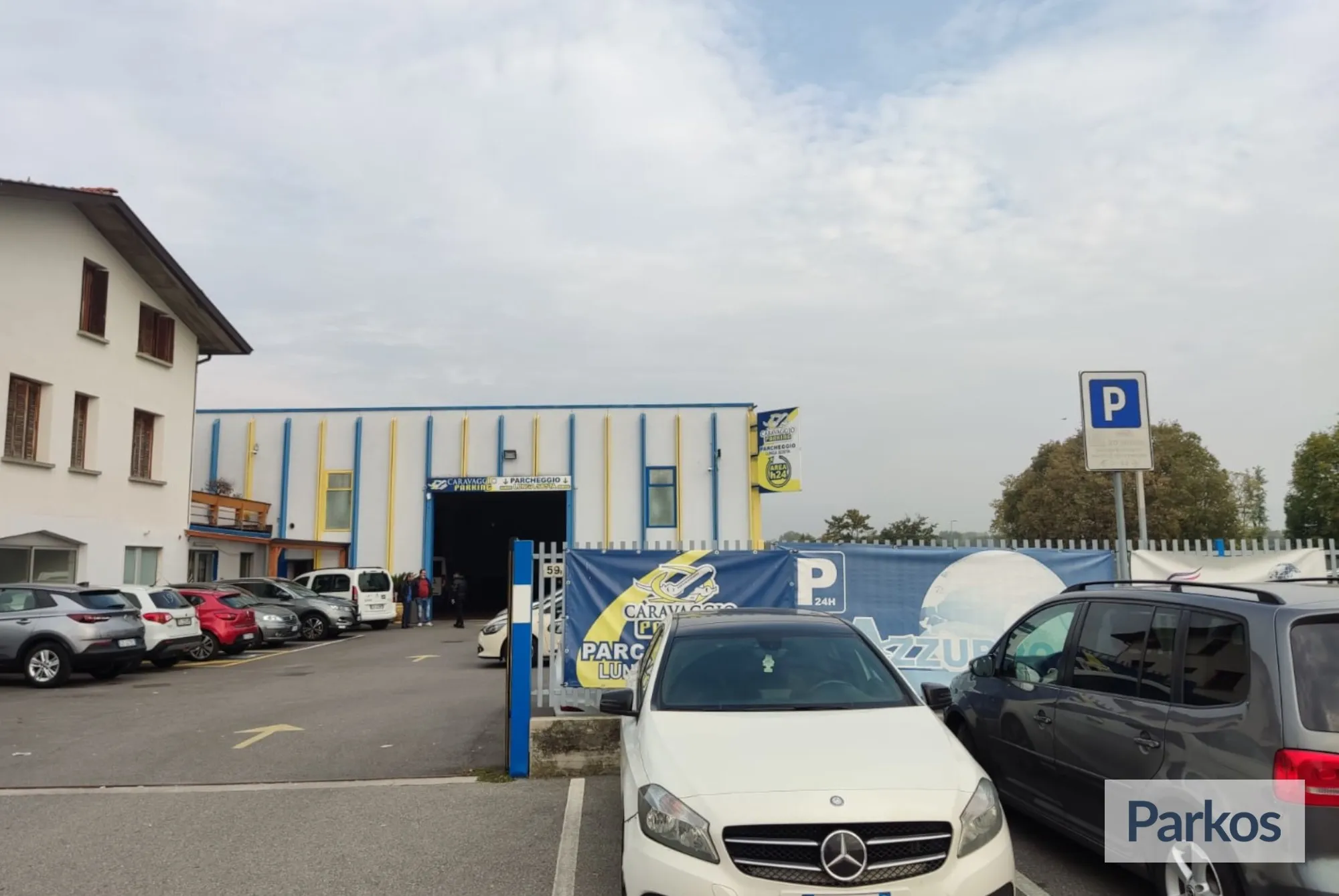 Azzurro Caravaggio Parking (Paga in parcheggio) - Bergamo Flughafen Parken - picture 1
